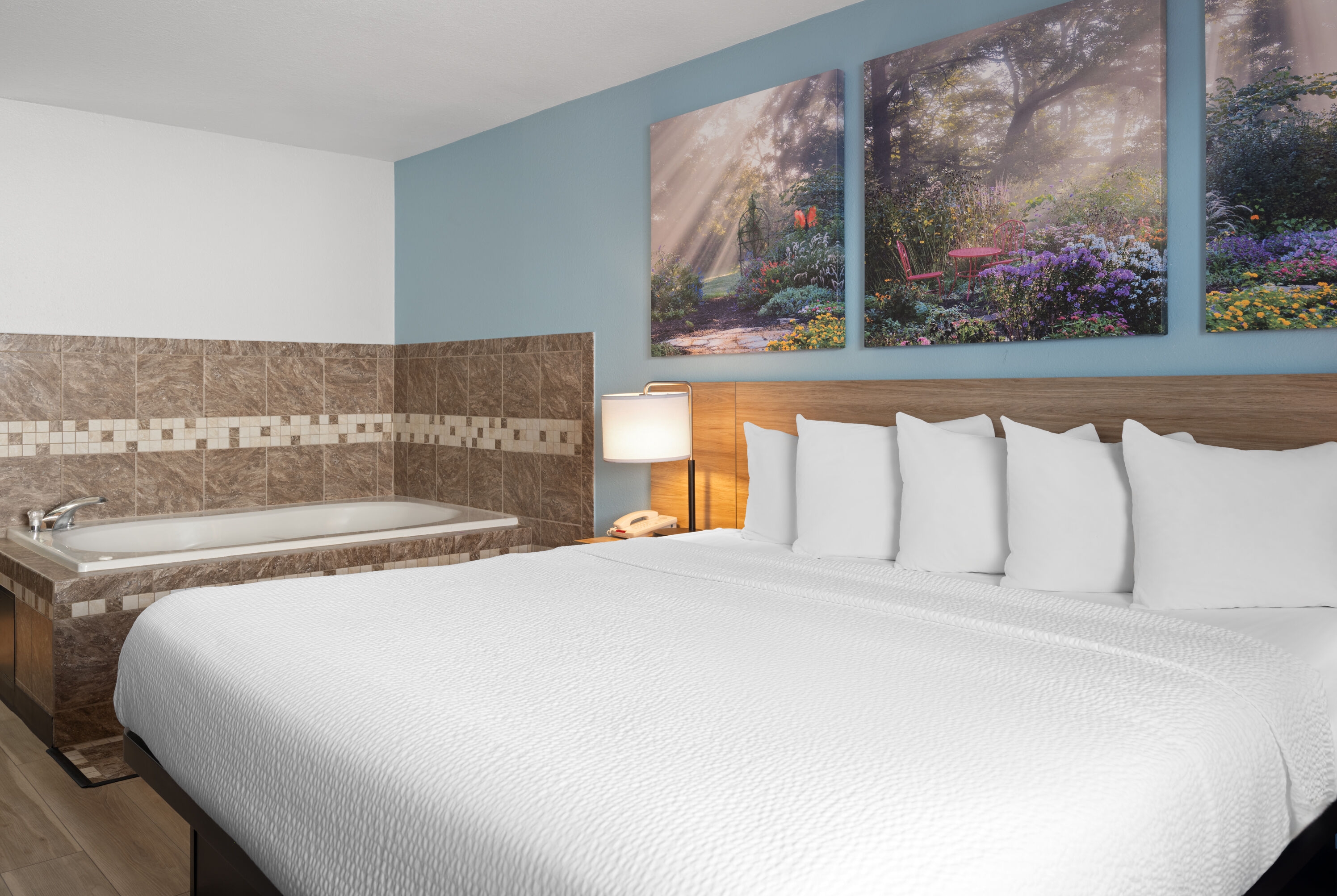 Days Inn by Wyndham Neenah hot tub suite in Neenah, Wisconsin