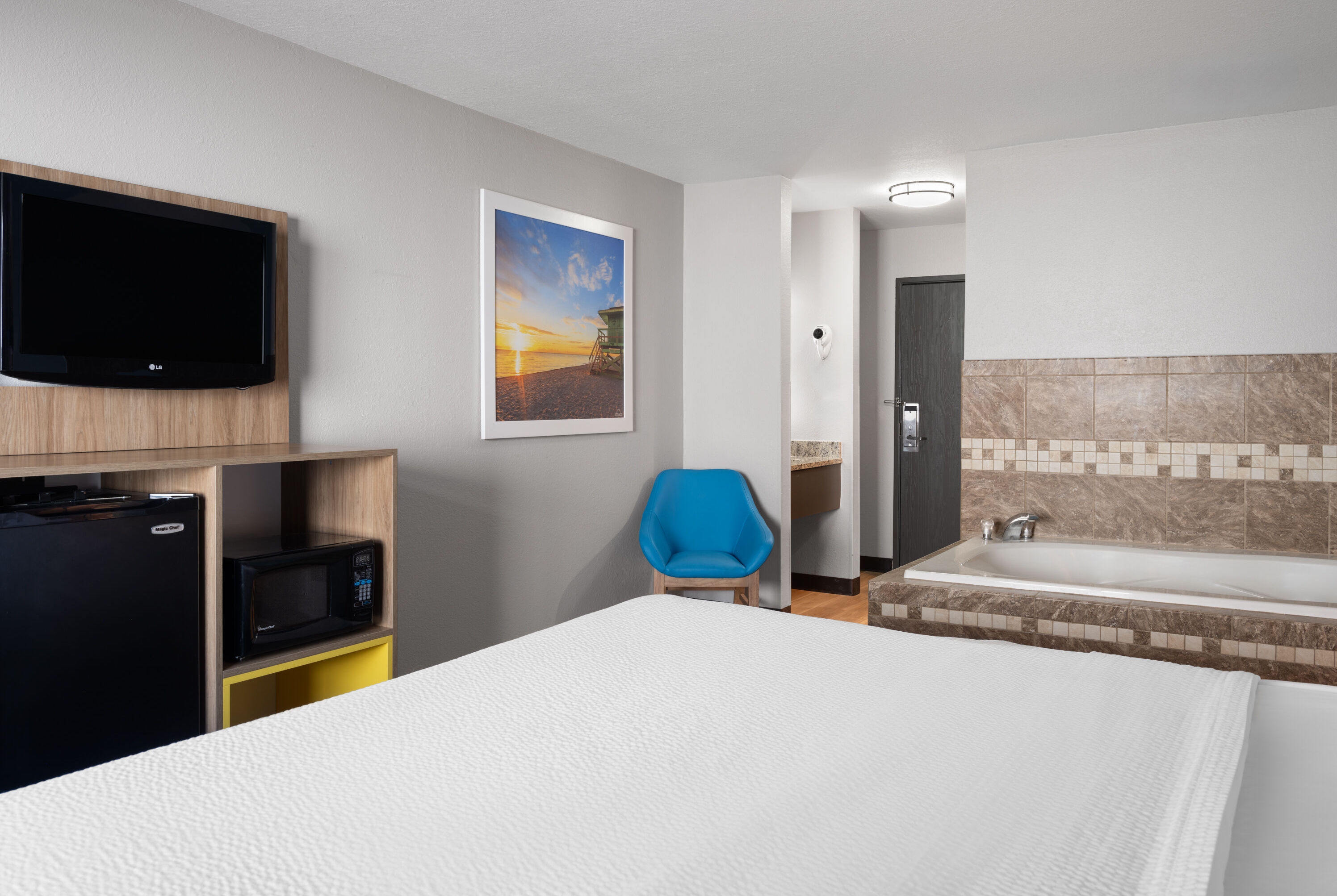 Days Inn by Wyndham Neenah hot tub suite in Neenah, Wisconsin