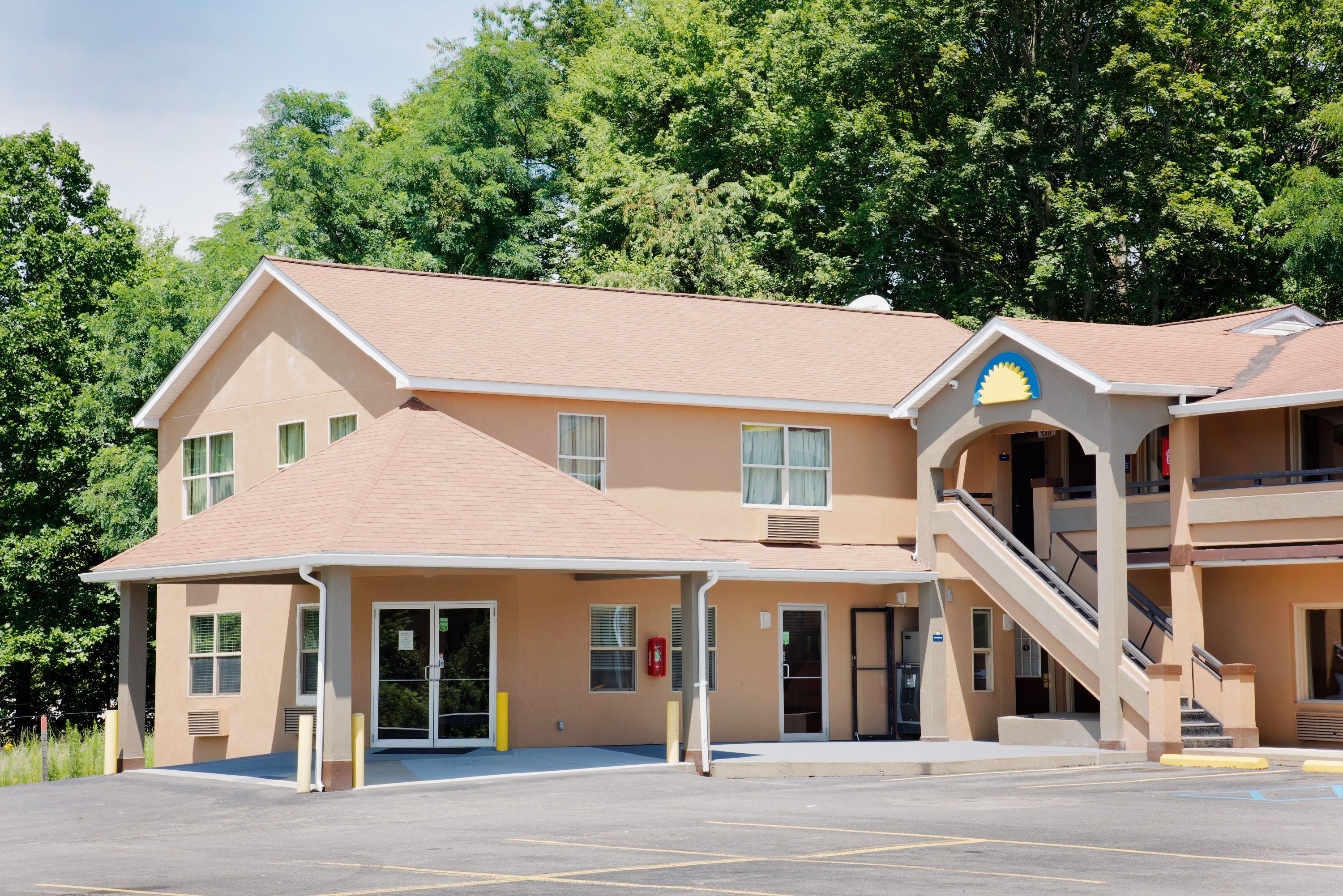Exterior Day Image of Days Inn by Wyndham Fairmont hotel in Fairmont, West Virginia