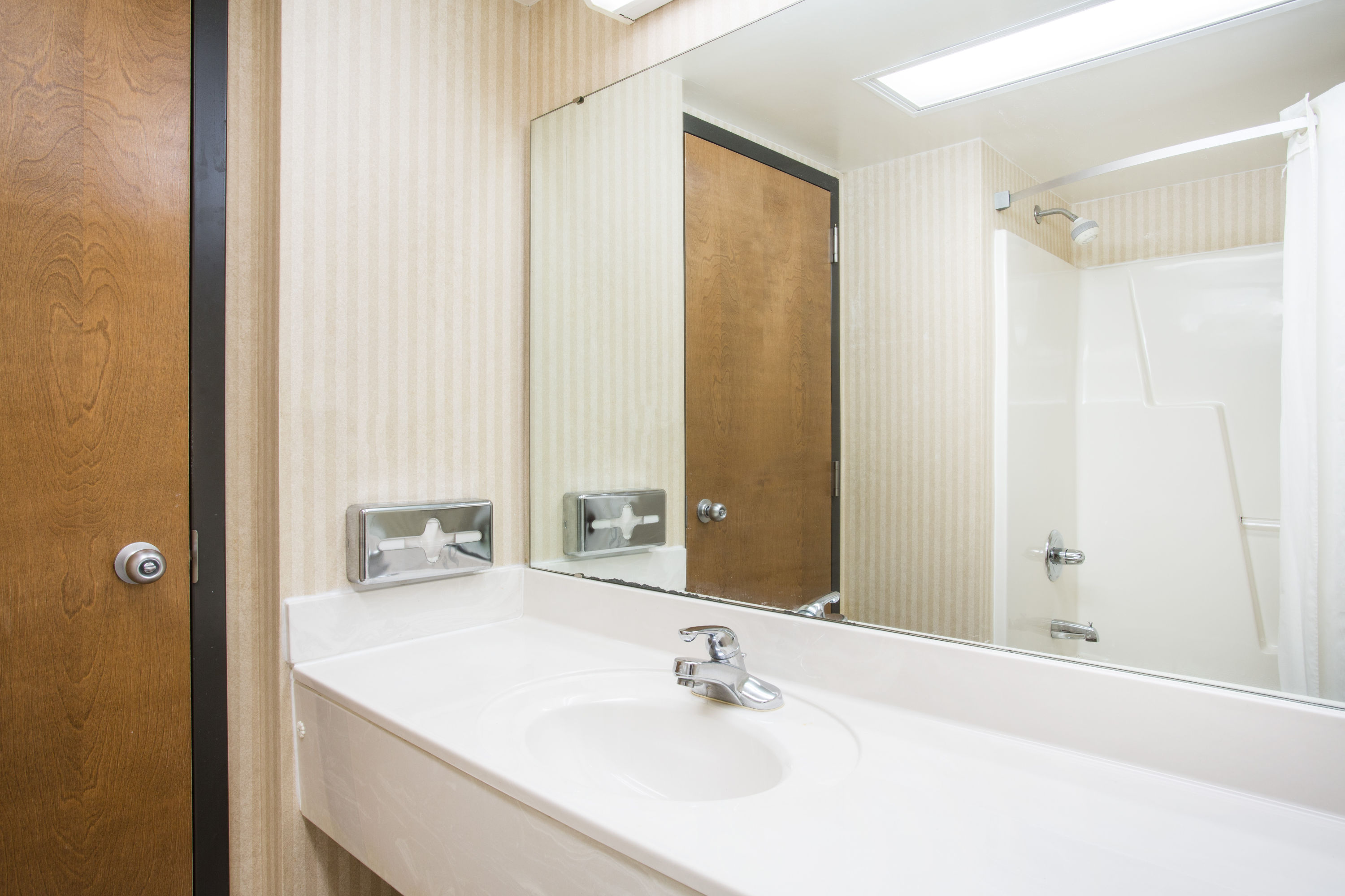 Days Inn & Suites by Wyndham Sutton Flatwoods Sutton, WV Hotels