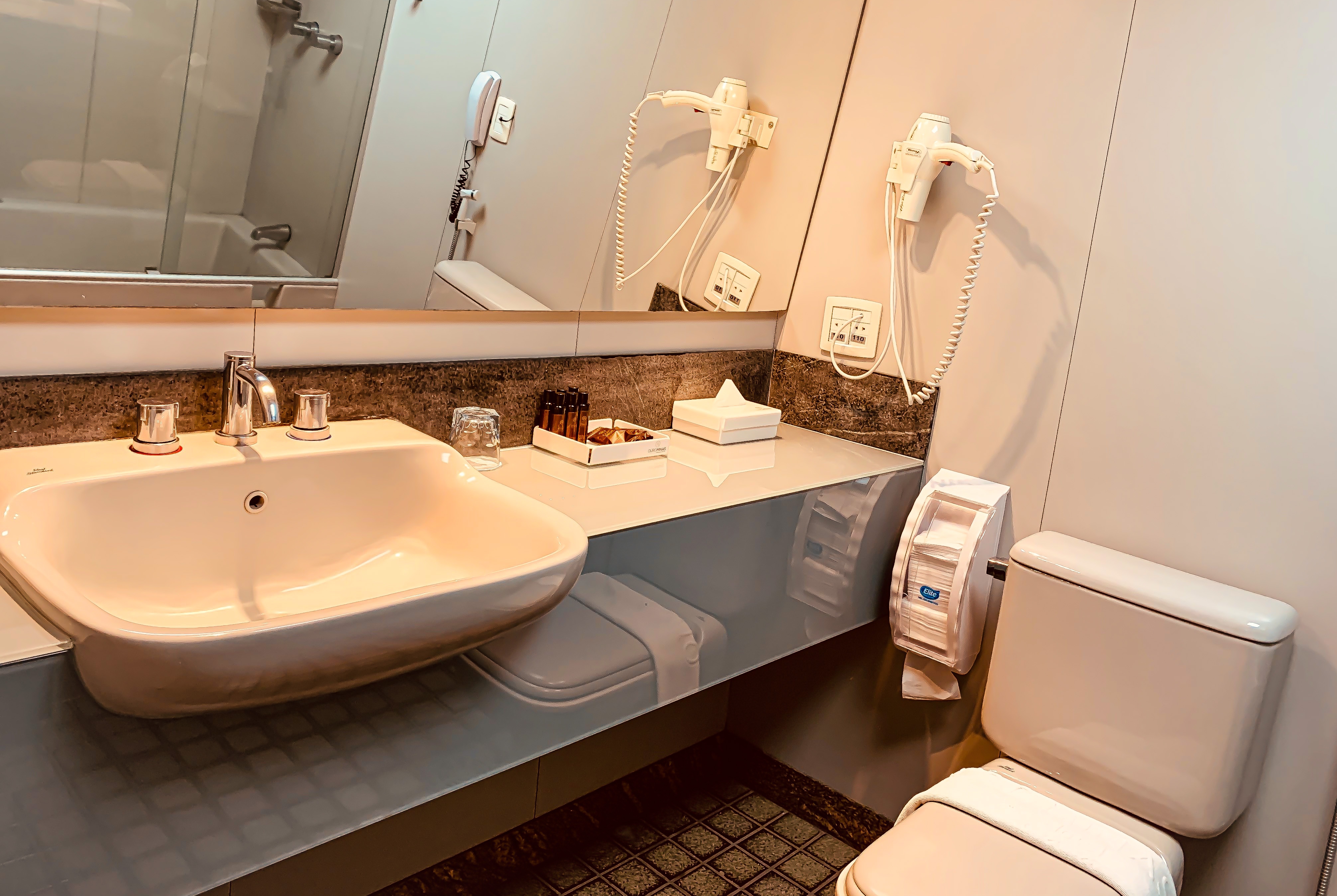 Guest room bath at the Ouro Minas Hotel Belo Horizonte, Dolce by Wyndham in Belo Horizonte, Other than US/Canada