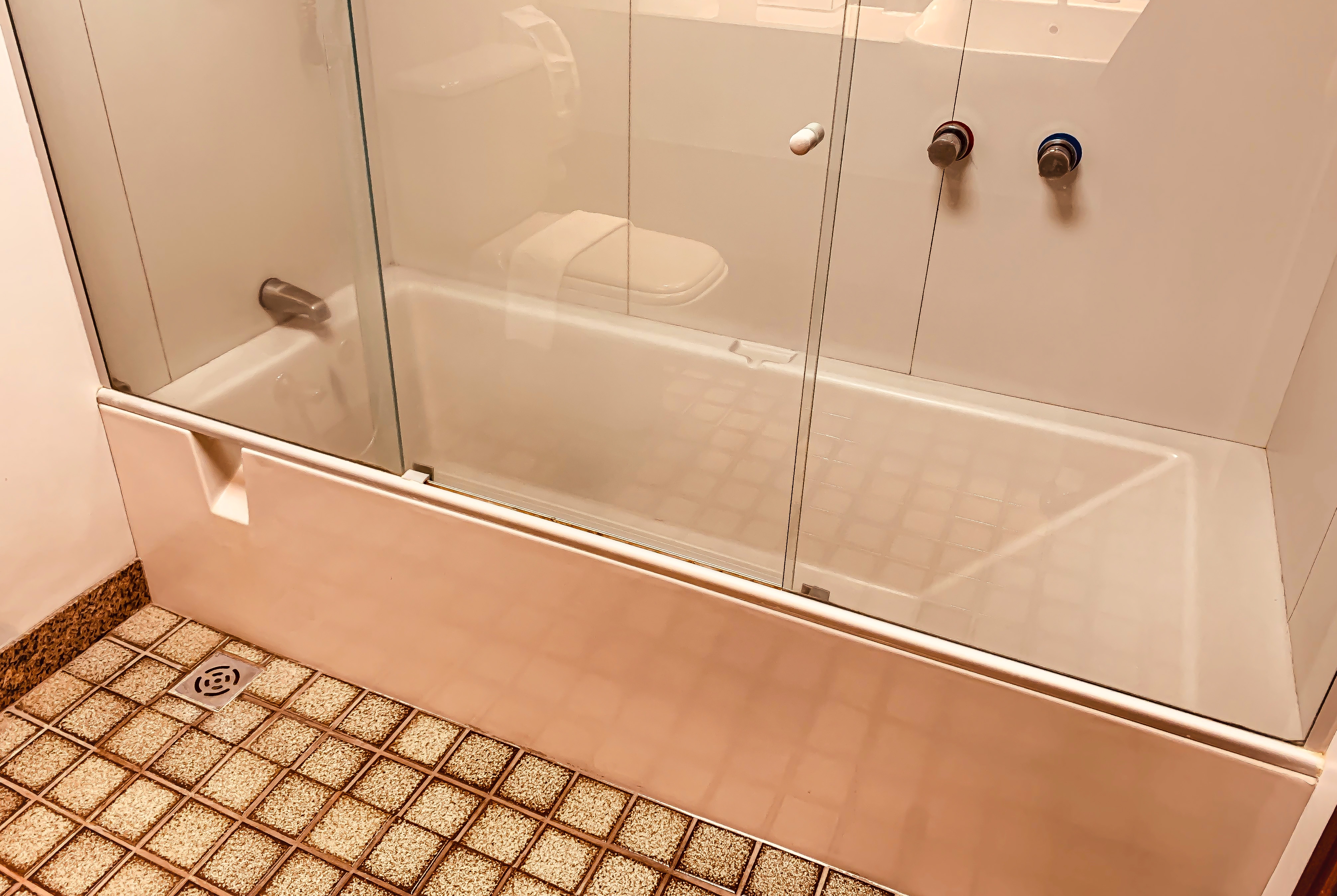 Guest room bath at the Ouro Minas Hotel Belo Horizonte, Dolce by Wyndham in Belo Horizonte, Other than US/Canada