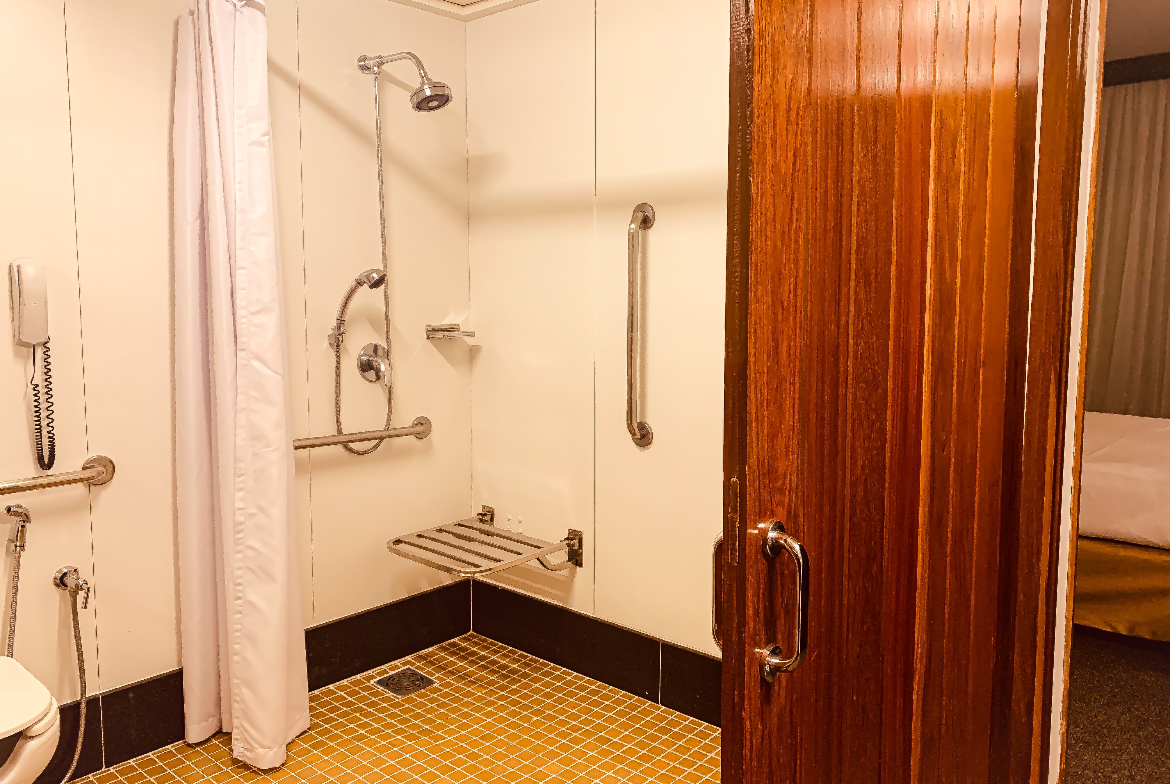 Guest room bath at the Ouro Minas Hotel Belo Horizonte, Dolce by Wyndham in Belo Horizonte, Other than US/Canada