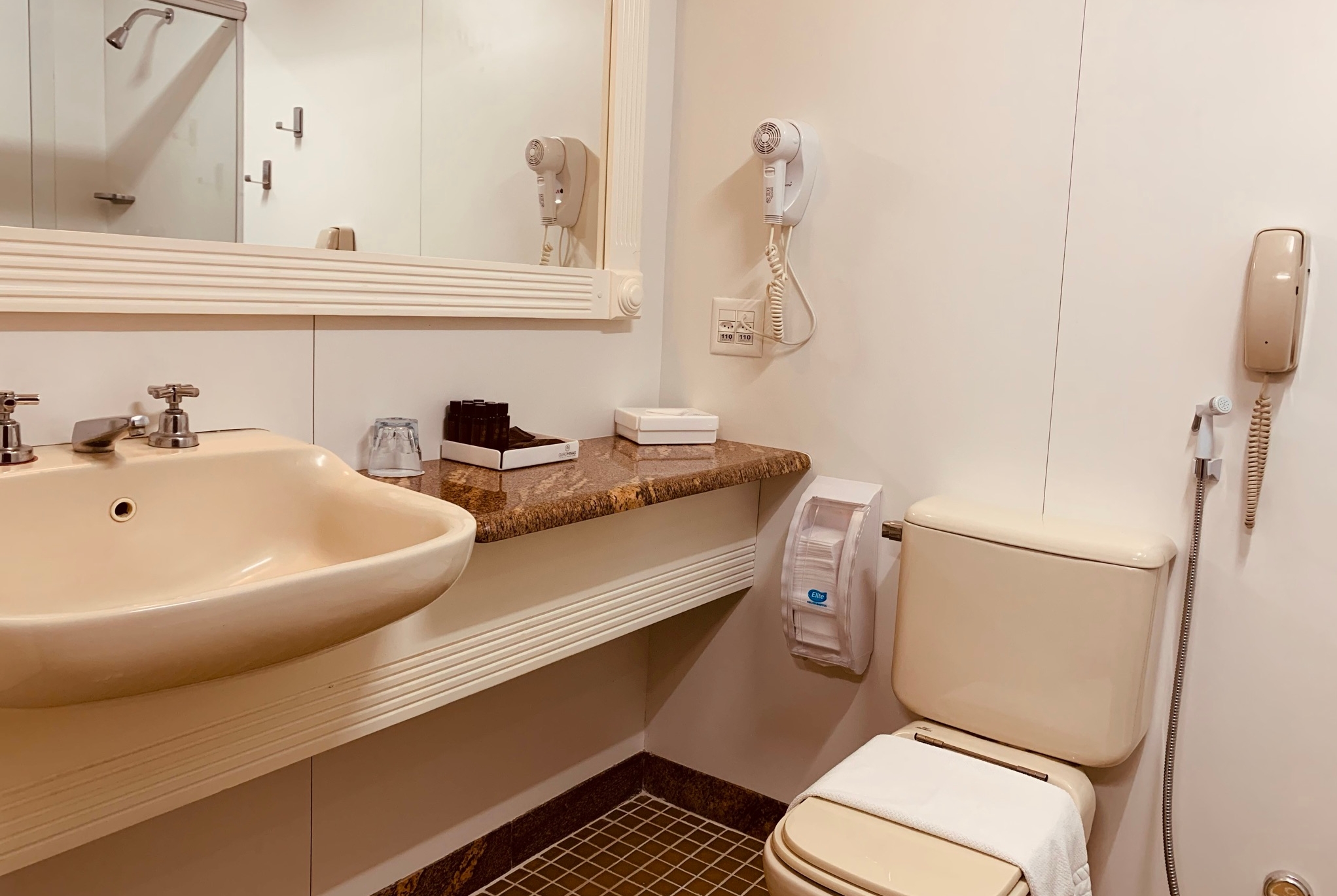 Guest room bath at the Ouro Minas Hotel Belo Horizonte, Dolce by Wyndham in Belo Horizonte, Other than US/Canada