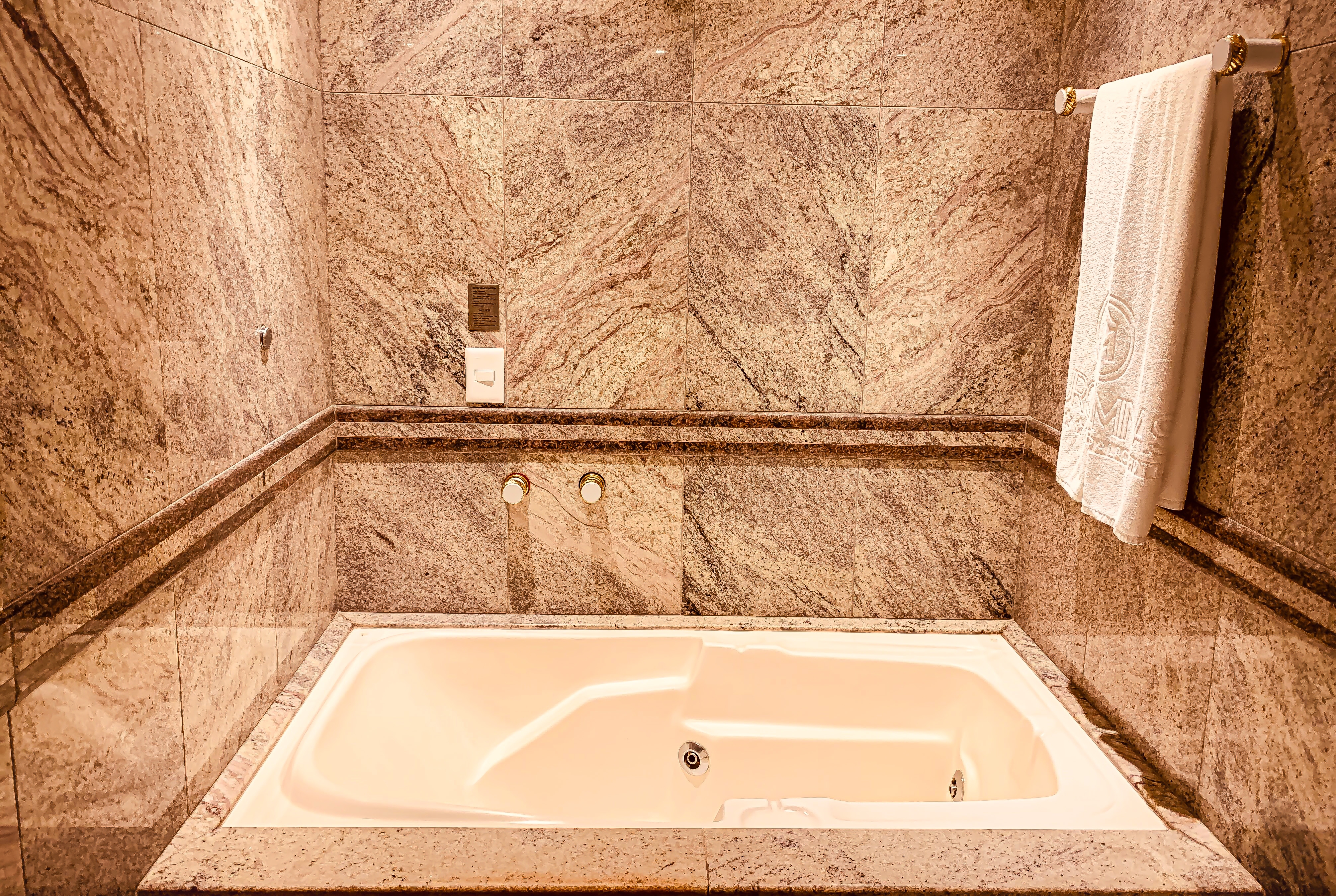 Guest room bath at the Ouro Minas Hotel Belo Horizonte, Dolce by Wyndham in Belo Horizonte, Other than US/Canada