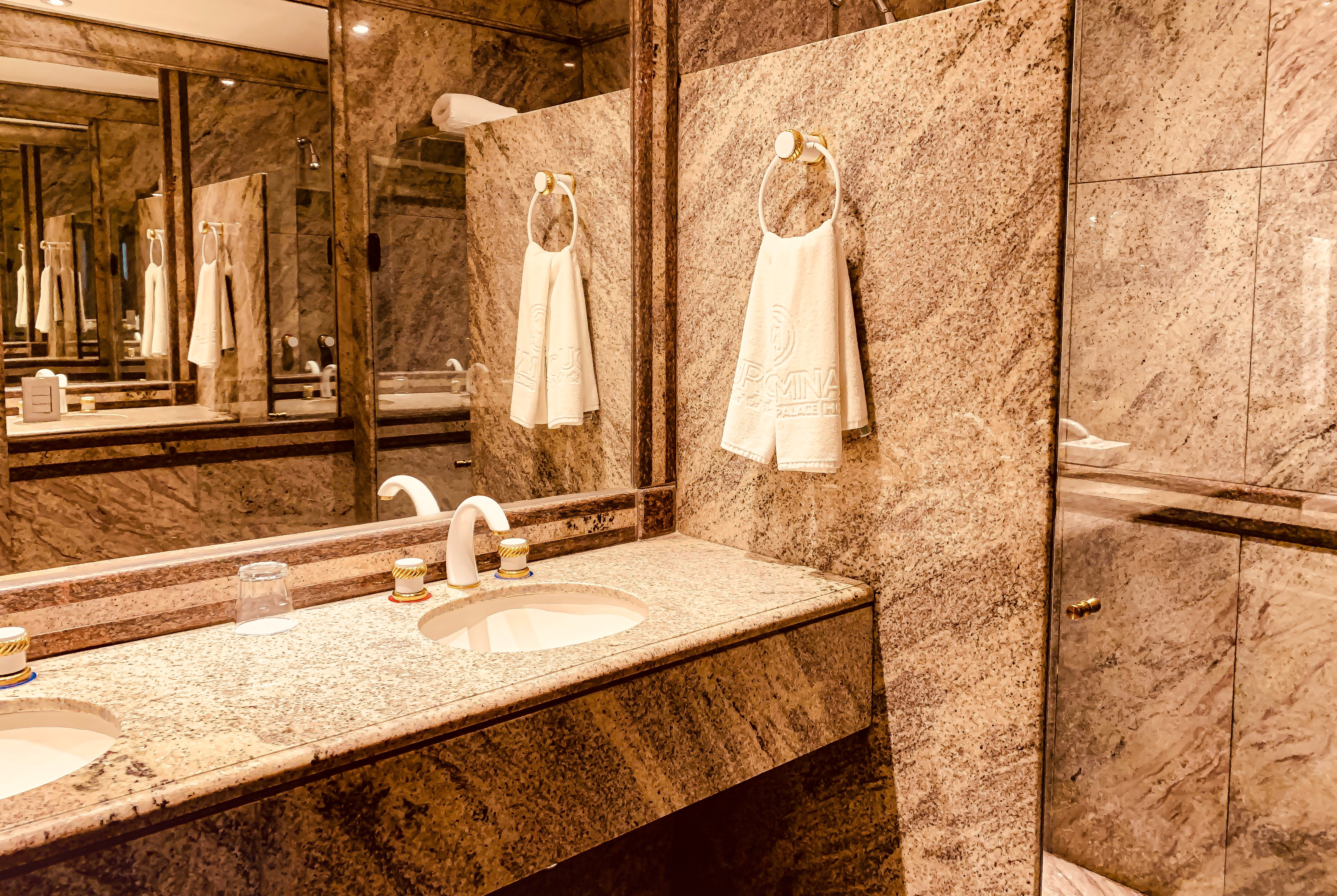 Guest room bath at the Ouro Minas Hotel Belo Horizonte, Dolce by Wyndham in Belo Horizonte, Other than US/Canada