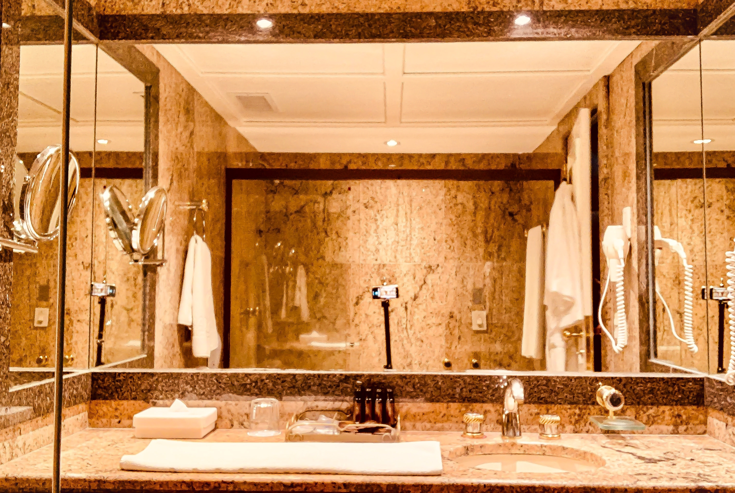 Guest room bath at the Ouro Minas Hotel Belo Horizonte, Dolce by Wyndham in Belo Horizonte, Other than US/Canada