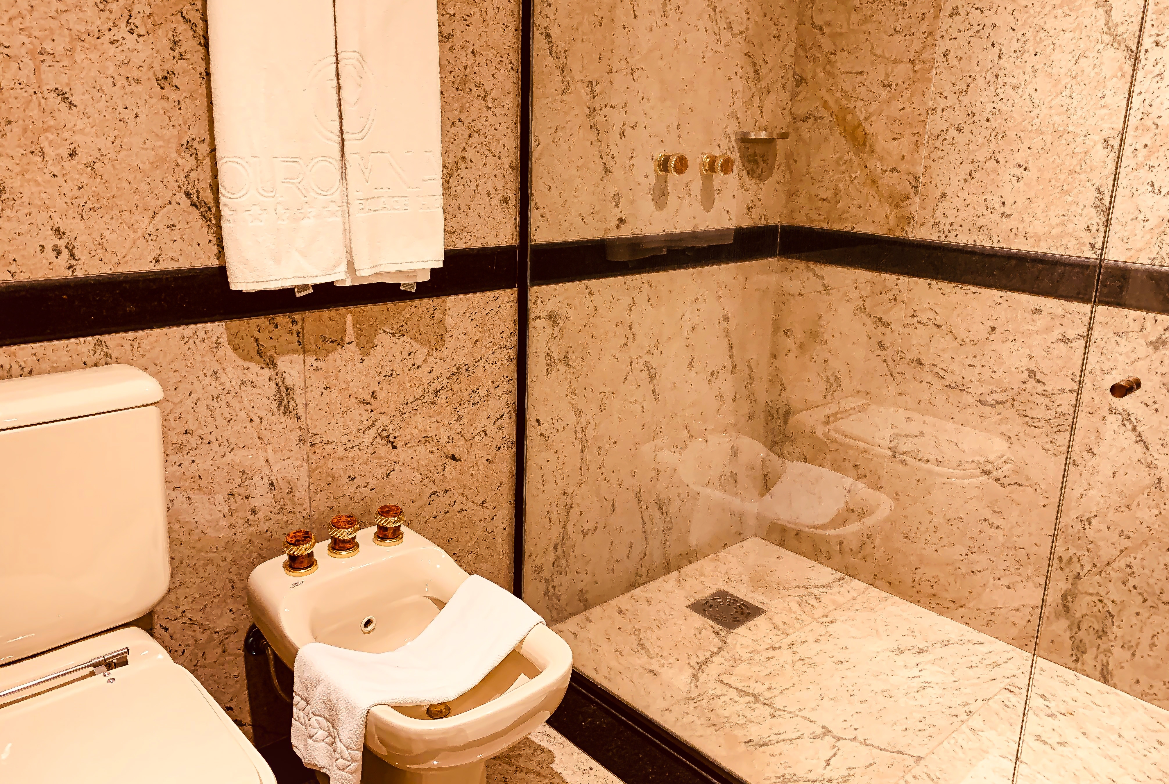 Guest room bath at the Ouro Minas Hotel Belo Horizonte, Dolce by Wyndham in Belo Horizonte, Other than US/Canada