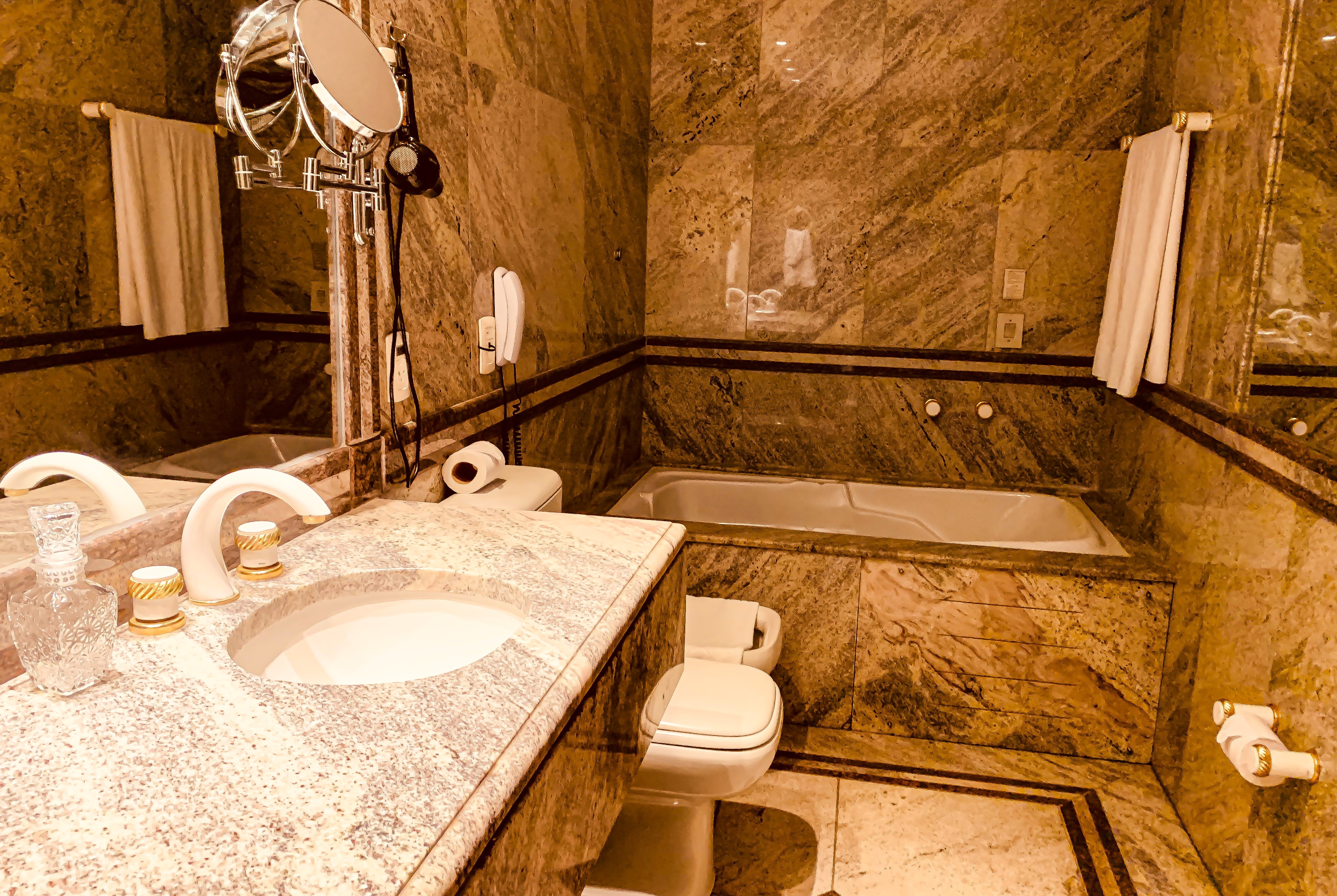 Guest room bath at the Ouro Minas Hotel Belo Horizonte, Dolce by Wyndham in Belo Horizonte, Other than US/Canada