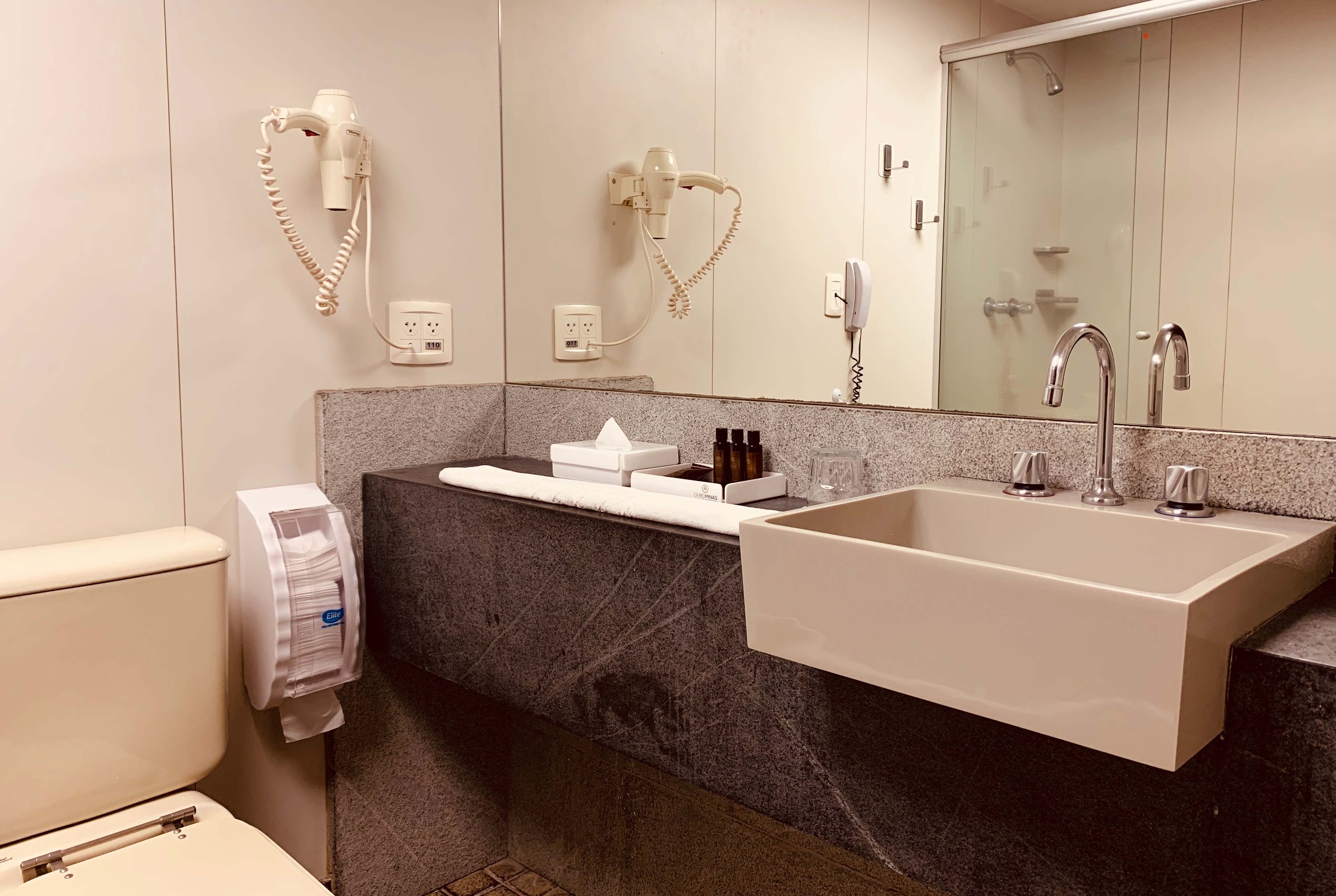 Guest room bath at the Ouro Minas Hotel Belo Horizonte, Dolce by Wyndham in Belo Horizonte, Other than US/Canada