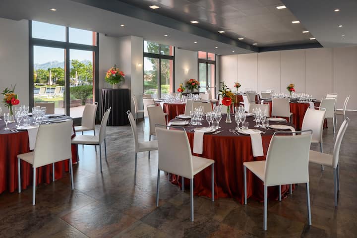 Meeting room banquet rounds at Dolce by Wyndham Barcelona Resort in Sant Esteve Sesrovires, Other than US/Canada