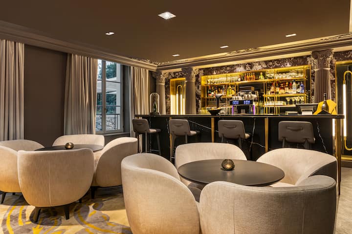 Bar at Dolce by Wyndham Versailles - Domaine du Montcel in Jouy-En-Josas, Other than US/Canada