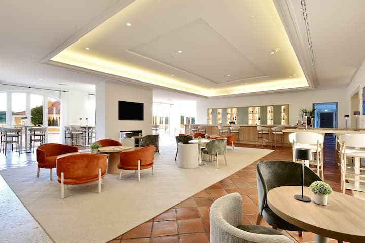 Lobby bar at Dolce by Wyndham CampoReal Lisboa in Turcifal, Other than US/Canada