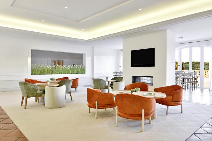 Lobby bar at Dolce by Wyndham CampoReal Lisboa in Turcifal, Other than US/Canada