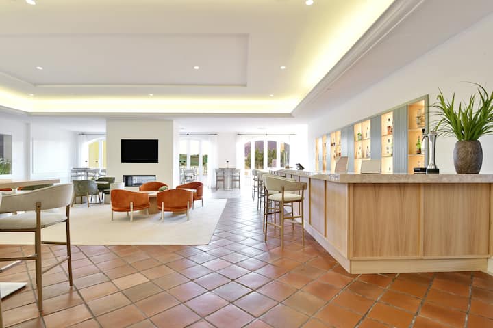 Lobby bar at Dolce by Wyndham CampoReal Lisboa in Turcifal, Other than US/Canada