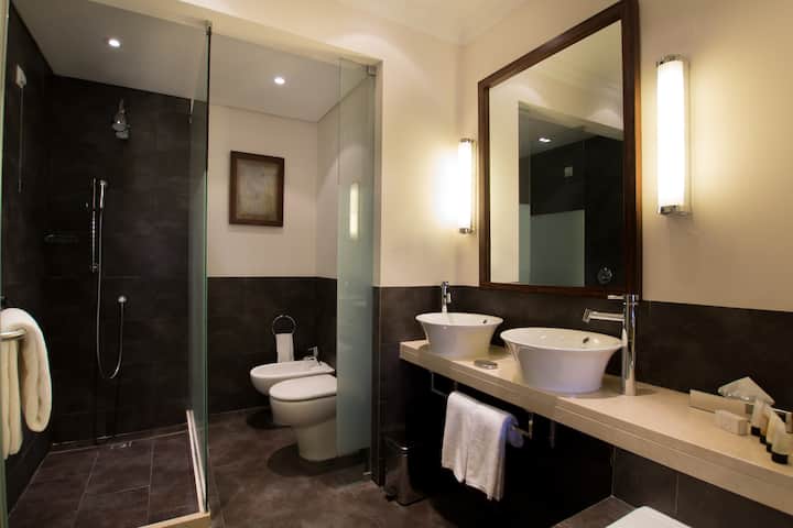 Guest room bath at the Dolce by Wyndham CampoReal Lisboa in Turcifal, Other than US/Canada