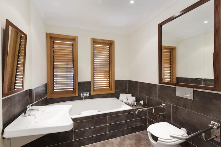 Guest room bath at the Dolce by Wyndham CampoReal Lisboa in Turcifal, Other than US/Canada
