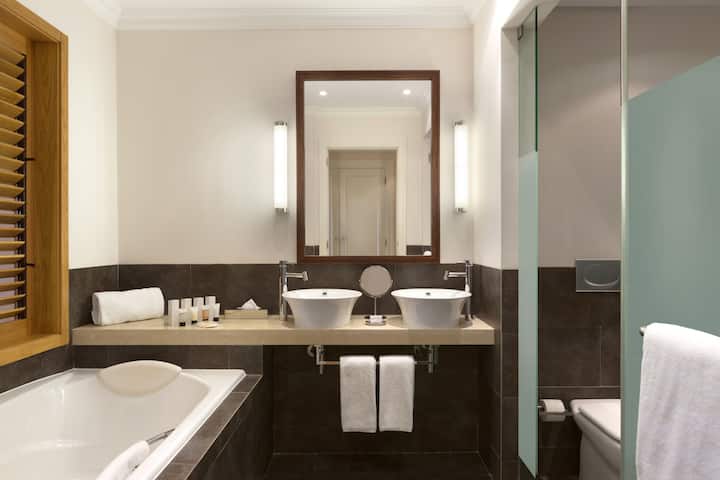 Guest room bath at the Dolce by Wyndham CampoReal Lisboa in Turcifal, Other than US/Canada