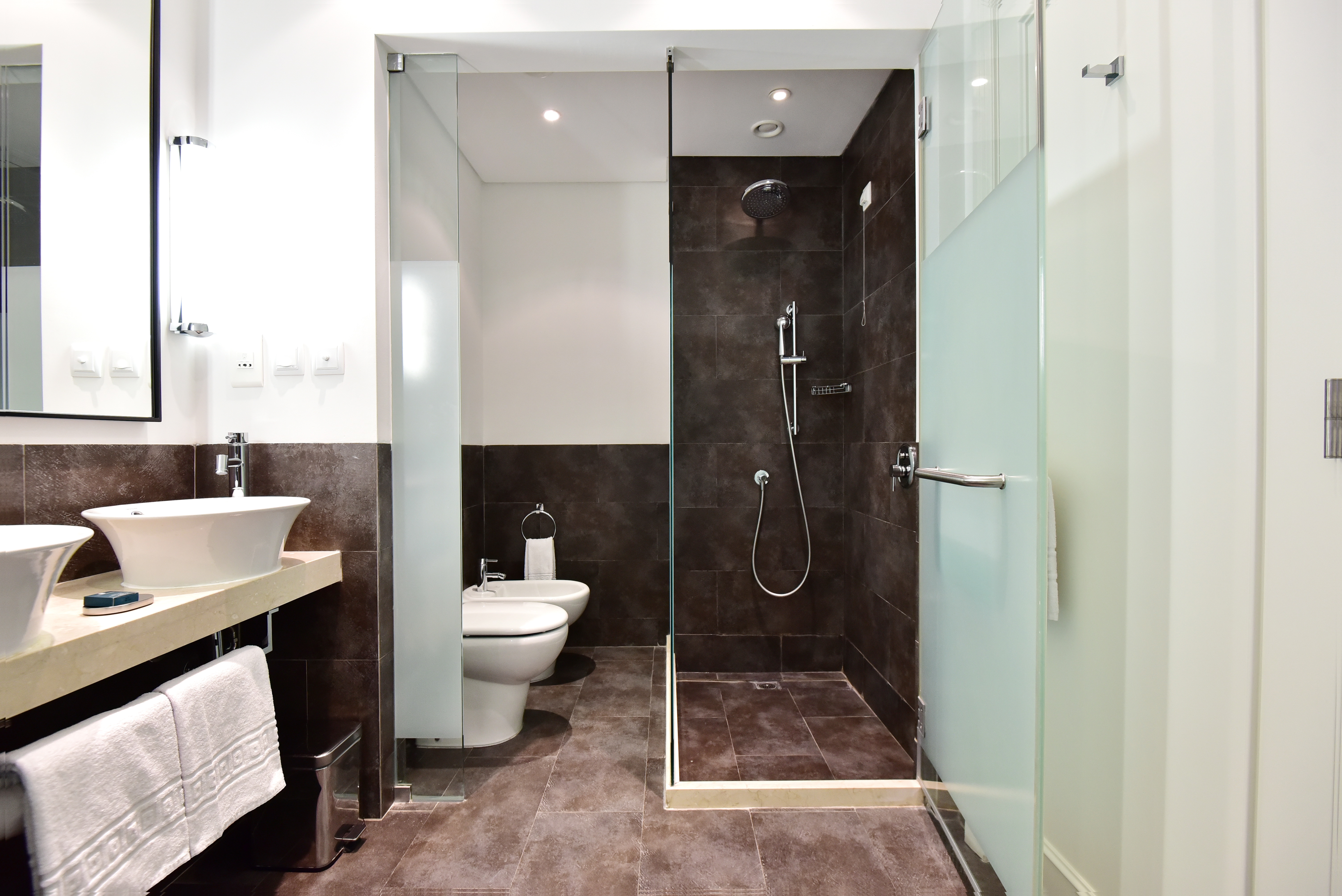 Guest room bath at the Dolce by Wyndham CampoReal Lisboa in Turcifal, Other than US/Canada