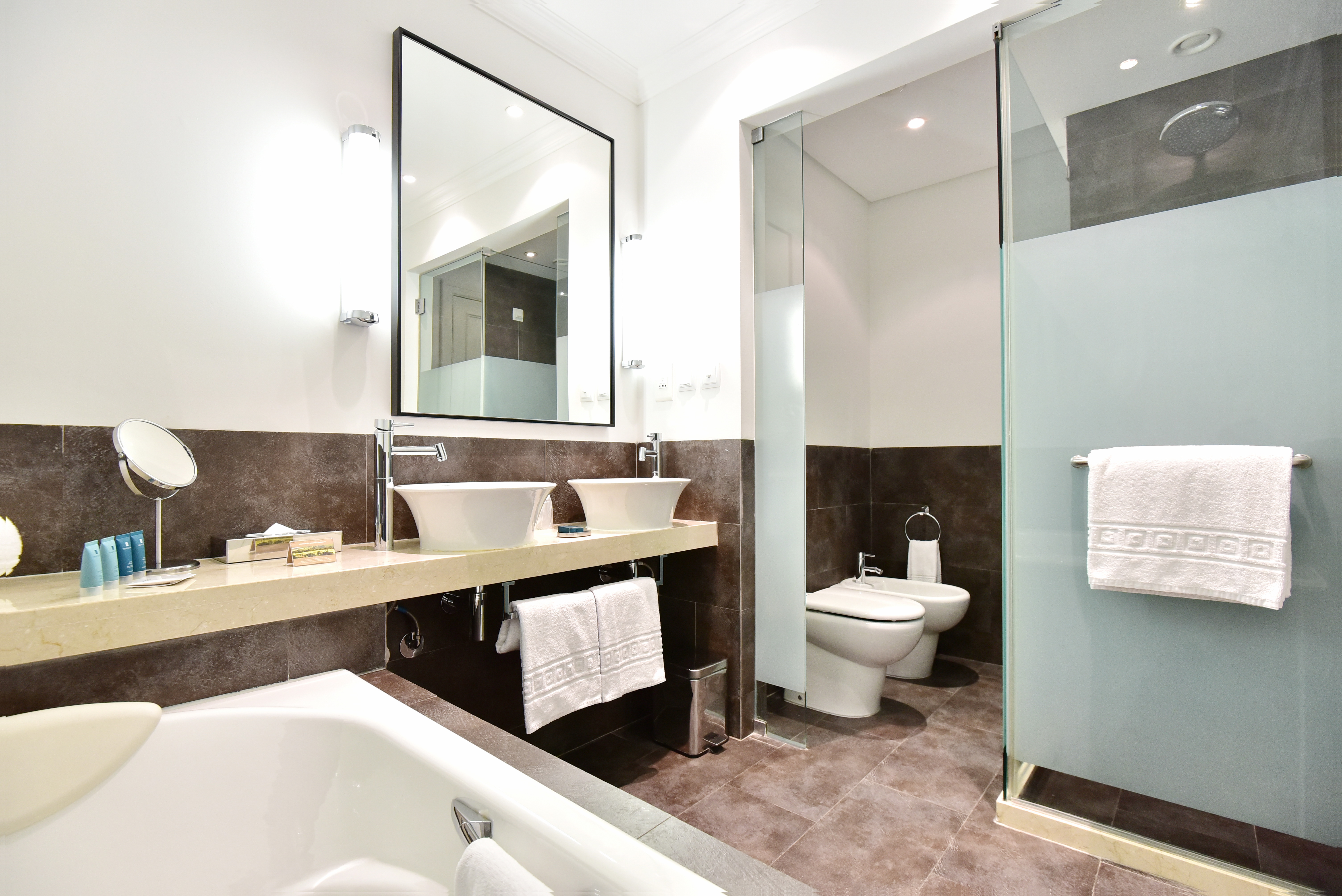 Guest room bath at the Dolce by Wyndham CampoReal Lisboa in Turcifal, Other than US/Canada