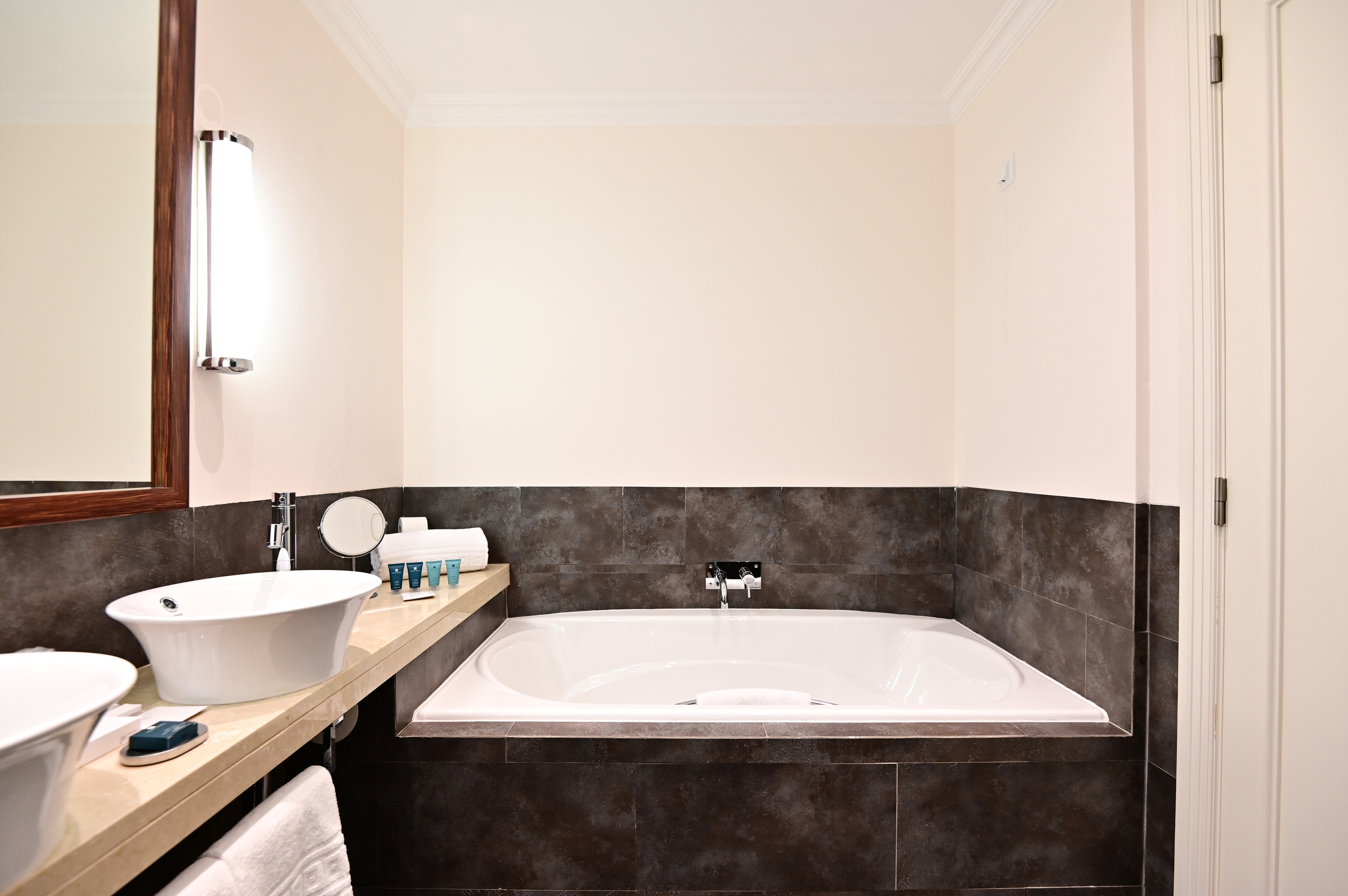 Guest room bath at the Dolce by Wyndham CampoReal Lisboa in Turcifal, Other than US/Canada