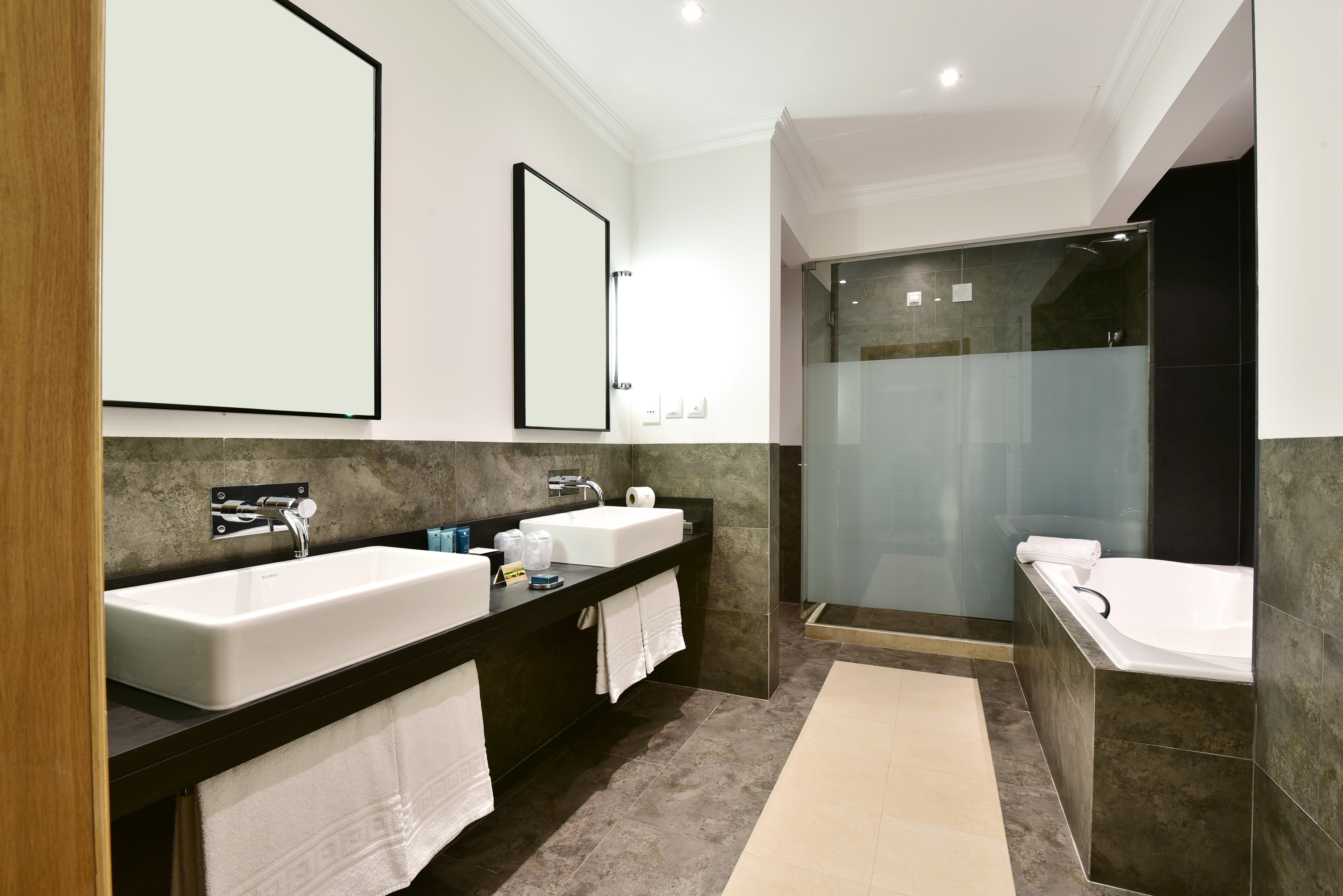 Guest room bath at the Dolce by Wyndham CampoReal Lisboa in Turcifal, Other than US/Canada