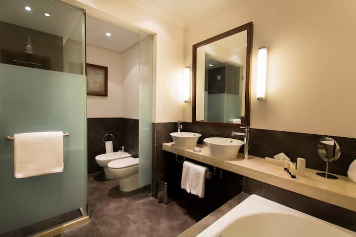 Guest room bath at the Dolce by Wyndham CampoReal Lisboa in Turcifal, Other than US/Canada