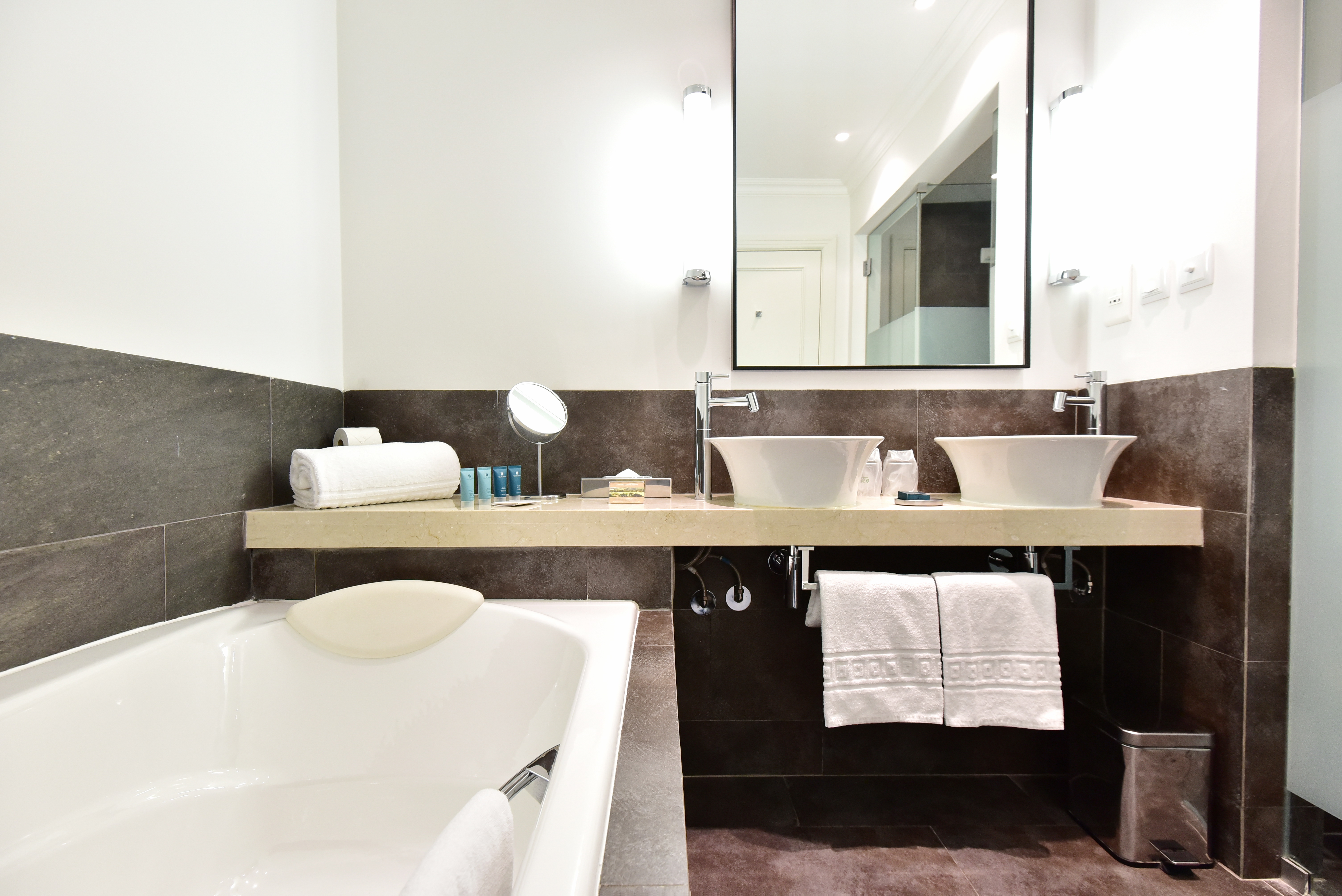 Guest room bath at the Dolce by Wyndham CampoReal Lisboa in Turcifal, Other than US/Canada
