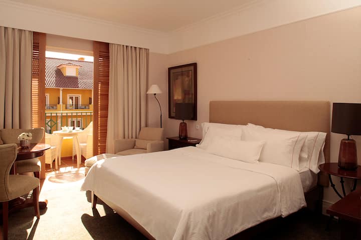 King bed guest room at the Dolce by Wyndham CampoReal Lisboa in Turcifal, Other than US/Canada