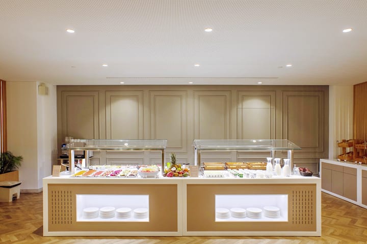 Dolce by Wyndham CampoReal Lisboa restaurant breakfast area with seating in Turcifal, Other than US/Canada