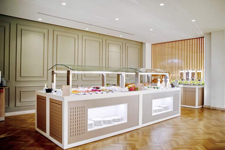 Dolce by Wyndham CampoReal Lisboa restaurant breakfast area with seating in Turcifal, Other than US/Canada