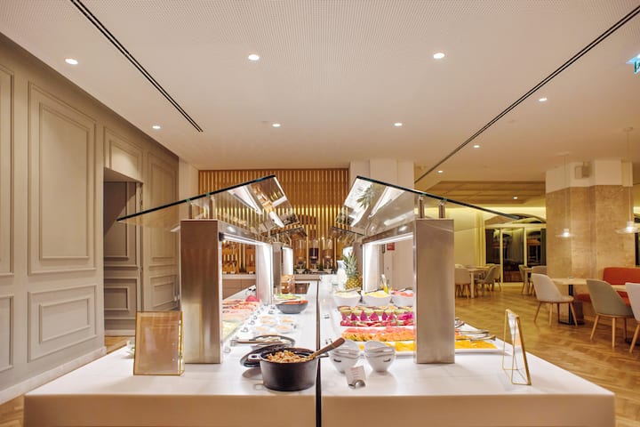 Dolce by Wyndham CampoReal Lisboa restaurant breakfast area with seating in Turcifal, Other than US/Canada