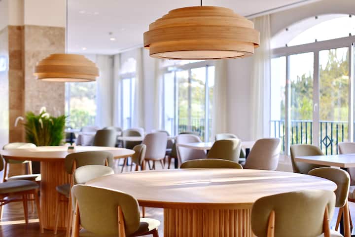 Dolce by Wyndham CampoReal Lisboa restaurant breakfast area with seating in Turcifal, Other than US/Canada