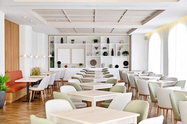 Dolce by Wyndham CampoReal Lisboa restaurant breakfast area with seating in Turcifal, Other than US/Canada