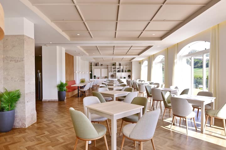 Dolce by Wyndham CampoReal Lisboa restaurant breakfast area with seating in Turcifal, Other than US/Canada