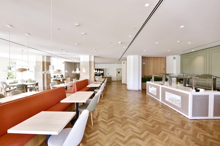 Dolce by Wyndham CampoReal Lisboa restaurant breakfast area with seating in Turcifal, Other than US/Canada