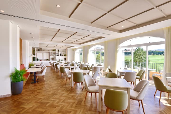 Dolce by Wyndham CampoReal Lisboa restaurant breakfast area with seating in Turcifal, Other than US/Canada