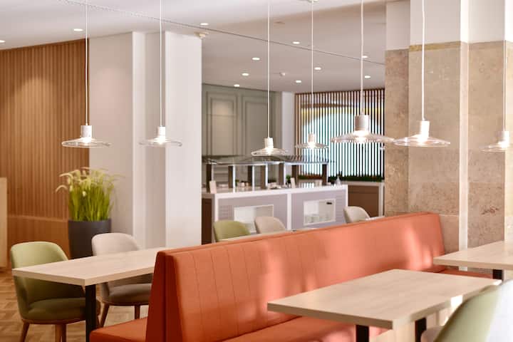 Dolce by Wyndham CampoReal Lisboa restaurant breakfast area with seating in Turcifal, Other than US/Canada