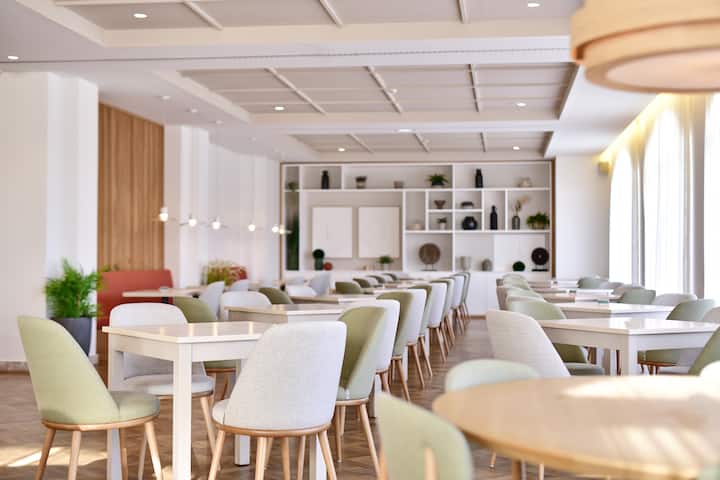 Dolce by Wyndham CampoReal Lisboa restaurant breakfast area with seating in Turcifal, Other than US/Canada