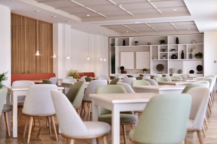 Dolce by Wyndham CampoReal Lisboa restaurant breakfast area with seating in Turcifal, Other than US/Canada