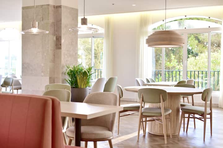 Dolce by Wyndham CampoReal Lisboa restaurant breakfast area with seating in Turcifal, Other than US/Canada