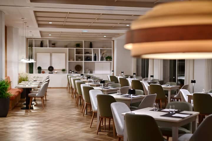 Dolce by Wyndham CampoReal Lisboa restaurant main dining in Turcifal, Other than US/Canada