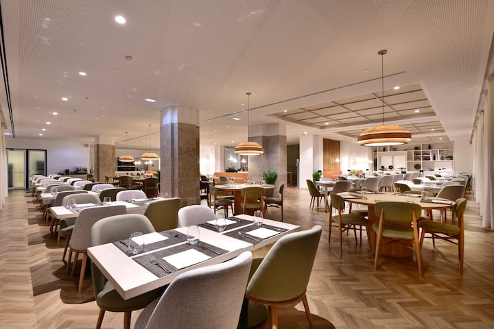 Dolce by Wyndham CampoReal Lisboa restaurant main dining in Turcifal, Other than US/Canada