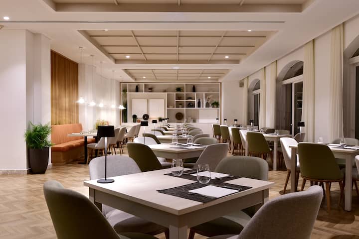 Dolce by Wyndham CampoReal Lisboa restaurant main dining in Turcifal, Other than US/Canada