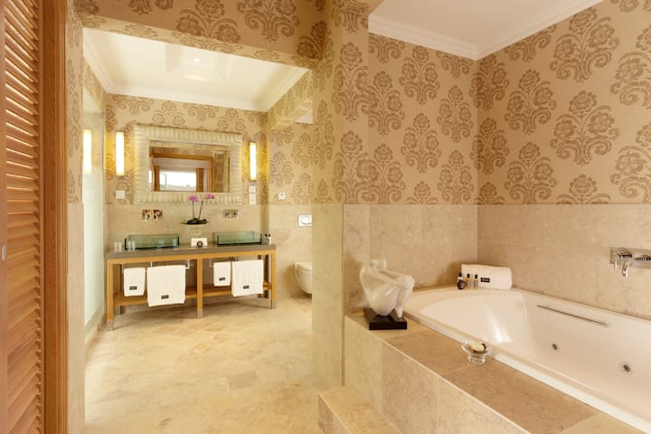 Guest room bath at the Dolce by Wyndham CampoReal Lisboa in Turcifal, Other than US/Canada