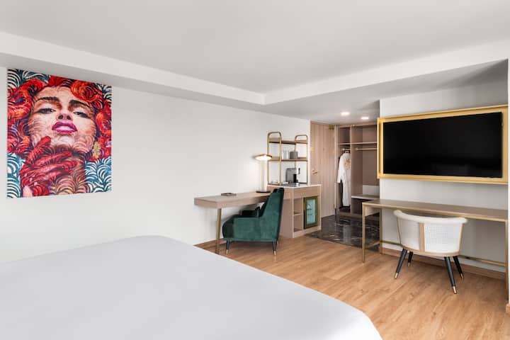 Guest room at the Dolce by Wyndham Hollywood in Hollywood, Florida