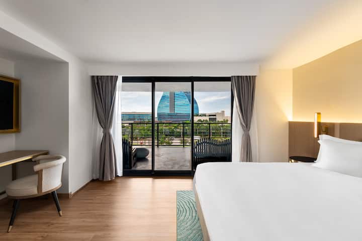 Guest room at the Dolce by Wyndham Hollywood in Hollywood, Florida