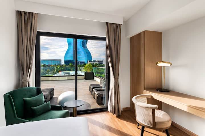 Guest room at the Dolce by Wyndham Hollywood in Hollywood, Florida