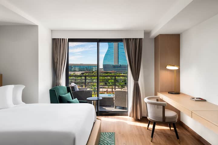 Guest room at the Dolce by Wyndham Hollywood in Hollywood, Florida