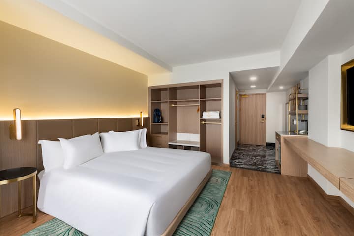 Guest room at the Dolce by Wyndham Hollywood in Hollywood, Florida